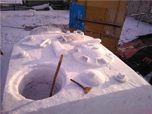 танк из снега2.jpg